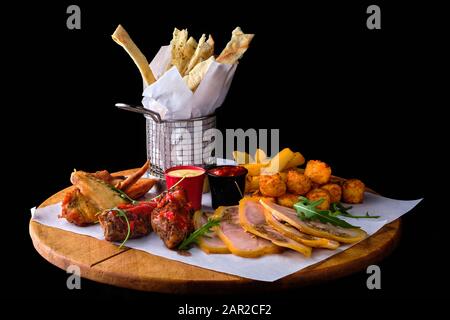 Grande set di snack per la birra su sfondo nero Foto Stock