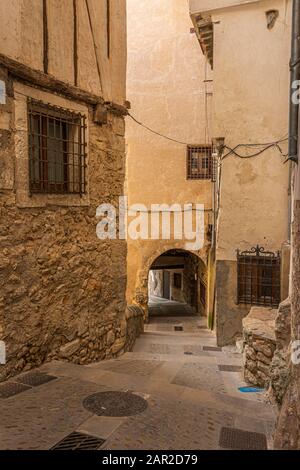 Vecchio vicolo medievale con passaggi nella città storica di Cuenca. Europa spagna Foto Stock