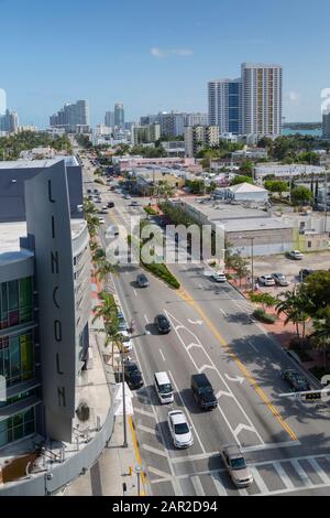 Vista sopraelevata verso Collins Avenue e Lincoln Avenue a South Beach, Miami Beach, Miami, Florida, Stati Uniti d'America, Nord America Foto Stock
