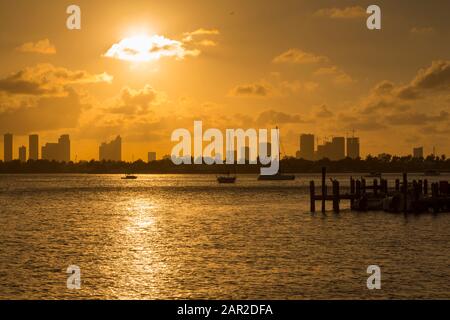 Vista del centro città da South Beach al tramonto, Miami Beach, Miami, Florida, Stati Uniti d'America, Nord America Foto Stock