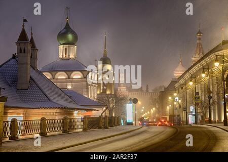 = Edifici Illuminati a Varvarka Sreet In Nevicata = Mosca notte paesaggio invernale in una sera durante la nevicata con la vista di Varvarka strada con Foto Stock