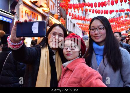 Londra, Regno Unito. 25th gennaio 2020. Centinaia di persone che guardano la danza e la navigazione Lion e che acquistano i regali più a buon mercato del Capodanno cinese del Rat, a Londra Chinatown il 25th gennaio 2020, Londra, Regno Unito di credito: Picture Capital/Alamy Live News Foto Stock