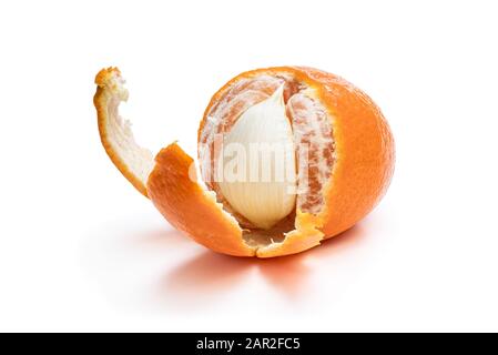 Concetto di frutta artificiale. Mandarino sbucciato con spicchio d'aglio. Foto Stock