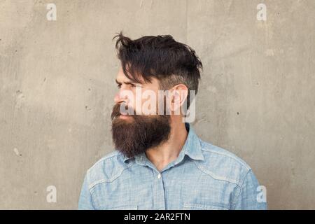 Sensazione di Manly. Lo styling di barba e baffi. I capelli del viso Trattamento. Hipster con la barba brutale guy. Fashion Trend grooming barba. La brutalità e la bellezza. Concetto di mascolinità. Barbiere grooming barba. Foto Stock