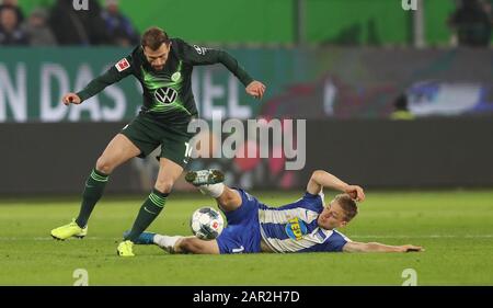 Wolfsburg, Germania. 25th Gen, 2020. Primo: 25.01.2020, calcio, 1.Bundesliga, stagione 2019/2020, VfL Wolfsburg - Hertha BSC Berlino 1: 2 ASCACICAR, Hertha rechts contro MEHMEDI | utilizzo credito mondiale: DPA/Alamy Live News Foto Stock