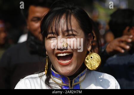 Kathmandu, Nepal. 25th Gen 2020. Le popolazioni indigene della comunità etnica Tamang danzano e cantano durante Sonam Lhosar, avvento di Capodanno. Credit: Skanda Gautam/Zuma Wire/Alamy Live News Foto Stock