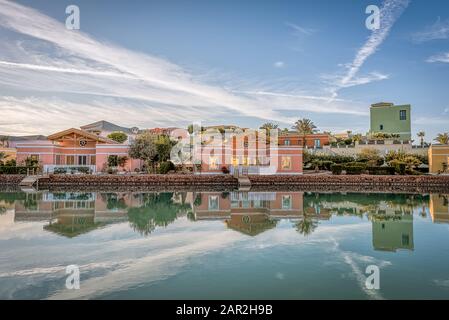 Ville di lusso nella luce soffusa della sera, che riflettono nella laguna di el Gouna, Egitto, 12 gennaio 2020 Foto Stock