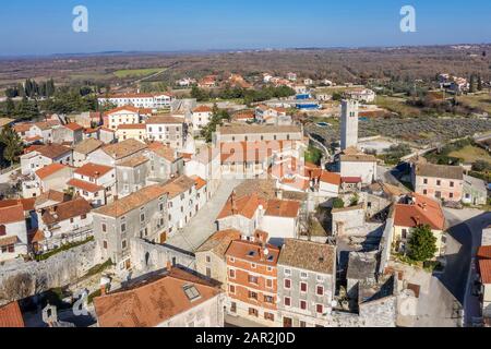 Veduta aerea del campanile di Sveti Lovrec e della Chiesa di San Martino, Istria, Croazia Foto Stock