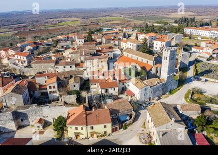 Veduta aerea del campanile di Sveti Lovrec e della Chiesa di San Martino, Istria, Croazia Foto Stock