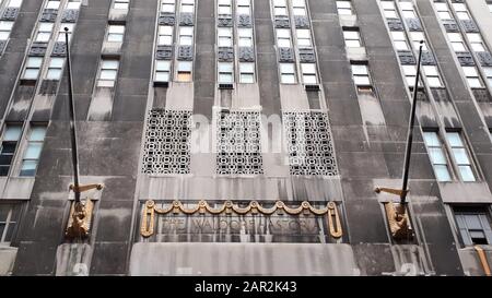 Guardando verso l'alto l'esterno grigio dell'art deco, il Waldorf Astoria Hotel, costruito nel 1931, mostra il nome e i flagelli dell'hotel Foto Stock