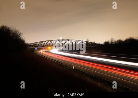 Percorsi leggeri dal traffico serale sulla M1 a Leeds Foto Stock