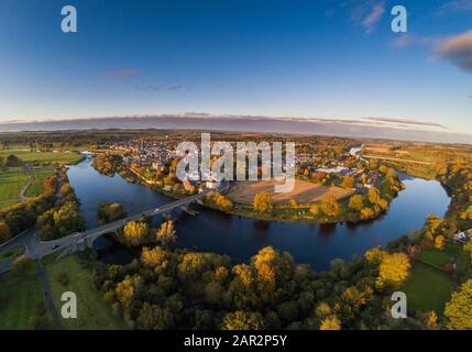 Veduta aerea autunnale del Fiume Tweed e della cittadina Di Confine Scozzese di Kelso Foto Stock