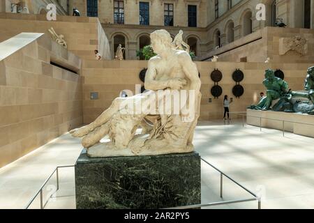 Scultura in marmo nel cortile Cour Marly nell'ala Richelieu del Museo del Louvre (Musée du Louvre) a Parigi, Francia Foto Stock