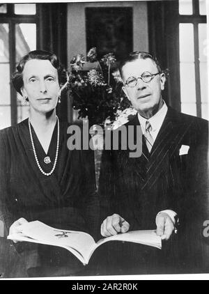 Principe Gustav Adolf vna Svezia e sua moglie Marie Louise Annotazione: Avrebbe ascendere il trono svedese nel 1950 come Gustaaf VI Adolf Data: 1945 luogo: Svezia Parole Chiave: Principi della corona Nome personale: Gustaaf, marie louise Foto Stock