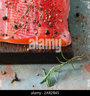 Gravlax, barbabietole scandinavo indurito salmone speziato sul bordo, vista dall'alto, salate pesce rosso Foto Stock