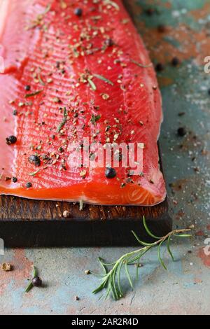 Gravlax, barbabietole scandinavo indurito salmone speziato sul bordo, vista dall'alto, salate pesce rosso Foto Stock