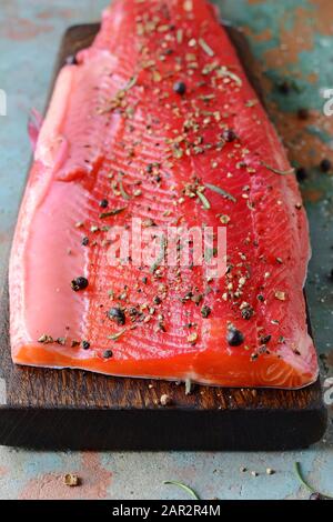 Gravlax, barbabietole scandinavo indurito salmone speziato sul bordo, vista dall'alto, salate pesce rosso Foto Stock