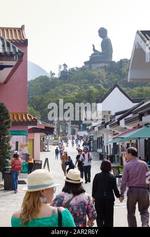 Viaggio a Hong Kong; turisti nel villaggio turistico di Ngong Ping, vicino alla statua del buddha Tian Tan, l'isola di Lantau, Hong Kong Asia Foto Stock