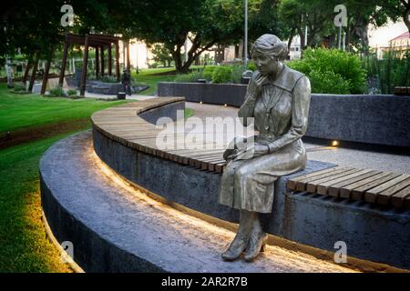 Scultura 'Pozieres' in mostra come parte del Queens Park Military Trail. Maryborough Queensland Foto Stock