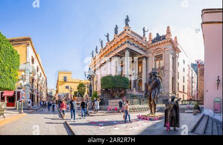 Guanajuato, Guanajuato, Messico - 25 novembre 2019: Turisti e locali che si godono la giornata di fronte al Teatro Juarez Foto Stock