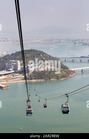 Isola di Lantau Hong Kong; la funivia, nota anche come Ngong Ping 360, è una cabinovia di 5,7 km che collega Tung Chung con il Monastero di po Lin e il Buddha Tian Tan Foto Stock