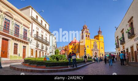 Guanajuato, Guanajuato, Messico - 25 novembre 2019: La Cattedrale di Guanajuato come visto dal viale Benito Juarez Foto Stock