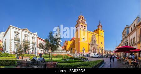 Guanajuato, Guanajuato, Messico - 25 novembre 2019: La Cattedrale di Guanajuato come visto dal viale Benito Juarez Foto Stock