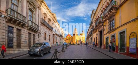 Guanajuato, Guanajuato, Messico - 25 novembre 2019: La Cattedrale di Guanajuato come visto dal viale Benito Juarez Foto Stock