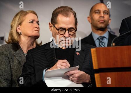 Washington, Stati Uniti. 25th Gen 2020. Jerrold Nadler (D-NY), presidente del Comitato giudiziario di casa e di casa, prende appunti mentre ascolta il presidente del Comitato, Rep. Adam Schiff (D-CA), nella Galleria stampa del Senato del governo degli Stati Uniti durante il proseguimento del processo Di Impeachment contro il presidente Trump a Washington, DC sabato 25 gennaio 2020. Trump si trova di fronte a due articoli di impeachment: Abuso di potere e ostruzione del congresso. Foto di Ken Cedeno/UPI Credit: UPI/Alamy Live News Foto Stock