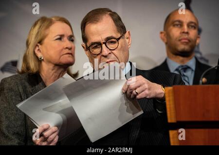 Washington, Stati Uniti. 25th Gen 2020. Jerrold Nadler (D-NY), presidente del Comitato giudiziario di casa e di casa, prende appunti mentre ascolta il presidente del Comitato, Rep. Adam Schiff (D-CA), nella Galleria stampa del Senato del governo degli Stati Uniti durante il proseguimento del processo Di Impeachment contro il presidente Trump a Washington, DC sabato 25 gennaio 2020. Trump si trova di fronte a due articoli di impeachment: Abuso di potere e ostruzione del congresso. Foto di Ken Cedeno/UPI Credit: UPI/Alamy Live News Foto Stock