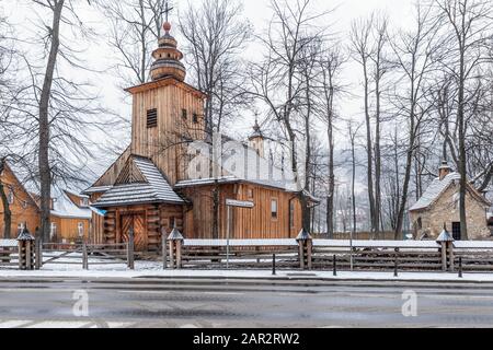 Vista sulla facciata della Chiesa di legno Di Nostra Signora di Czestochowa durante l'inverno a Zakopane, Polonia Foto Stock