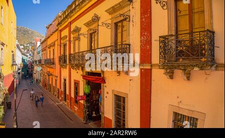 Guanajuato, Guanajuato, Messico - 25 novembre 2019: Esplorazione turistica di via del Truco nel centro città Foto Stock