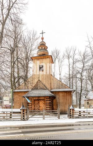 Vista sulla facciata della Chiesa di legno Di Nostra Signora di Czestochowa durante l'inverno a Zakopane, Polonia Foto Stock