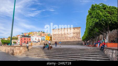 Guanajuato, Guanajuato, Messico - 25 novembre 2019: Il museo regionale di Alhondiga de Granaditas, a Plaza de la Alhondiga Foto Stock