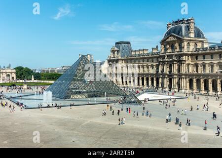 Vista sopraelevata della Cour Napoléon e della Piramide d'ingresso, con ala Richelieu sullo sfondo, Museo del Louvre (Musée du Louvre), Parigi, Francia Foto Stock