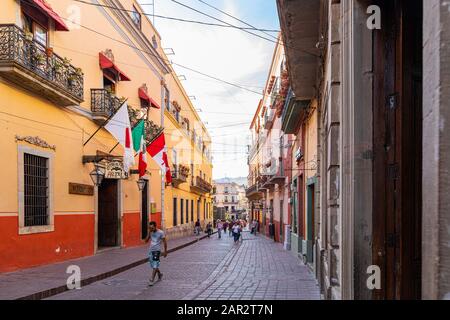 Guanajuato, Guanajuato, Messico - 25 novembre 2019: Vista con esplorazione turistica di via De Sopena Foto Stock
