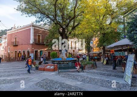 Guanajuato, Guanajuato, Messico - 25 novembre 2019: Turisti e locali che si godono la giornata a plaza San Fernando Foto Stock