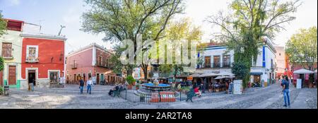 Guanajuato, Guanajuato, Messico - 25 novembre 2019: Turisti e locali che si godono la giornata a plaza San Fernando Foto Stock