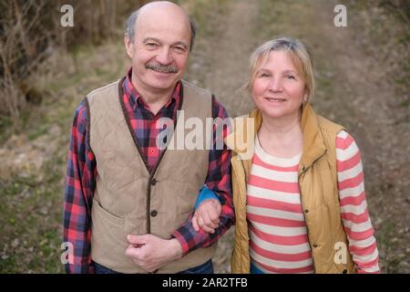 Felice anziani coppia nel parco riposo all'aperto. Un concetto di combinazione di tempo Foto Stock