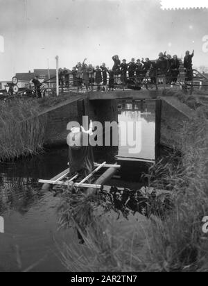 San Nicola visits Burgervlotbrug on pedal bike Data: 25 novembre 1958 Nome personale: Sinterklaas Foto Stock