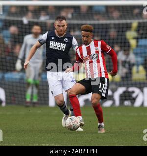 Londra, Regno Unito. 25th Gen 2020. Callum Robinson of Sheffield United è sfidato da Alex Pearce di Millwall durante la partita 4th Round della fa Cup tra Millwall e Sheffield Utd al Den di Londra, Inghilterra, il 25 gennaio 2020. Foto Di Ken Sparks. Solo uso editoriale, licenza richiesta per uso commerciale. Nessun utilizzo nelle scommesse, nei giochi o nelle singole pubblicazioni di club/campionato/giocatore. Credit: Uk Sports Pics Ltd/Alamy Live News Foto Stock