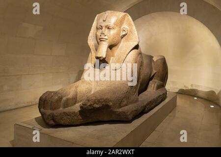 La Grande Sfinge di Tanis è in mostra nella Sully Wing del Museo del Louvre (Musée du Louvre) a Parigi, Francia Foto Stock