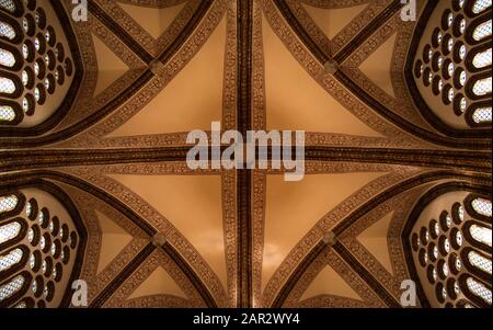 soffitto geometrico giallo con decorazione Foto Stock