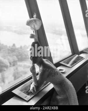 Moda europea in cima alla Rotterdam Euromast, creata appositamente per questa occasione acconciatura Data: 2 giugno 1960 Località: Rotterdam, Sud-Olanda Parole Chiave: Occasioni, acconciature, moda Nome Istituto: Euromast Foto Stock