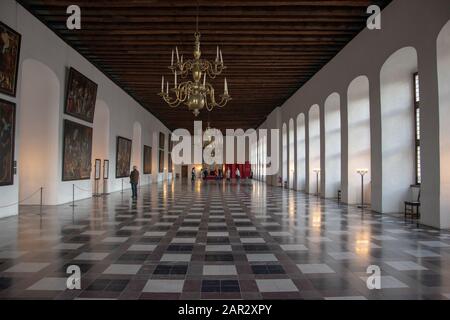La grande sala da ballo al castello di Kronborg a Helsingor, Danimarca, 24th settembre 2018. Con una superficie di 62 x 12 metri, la sala da ballo era la sala più grande di Nort Foto Stock