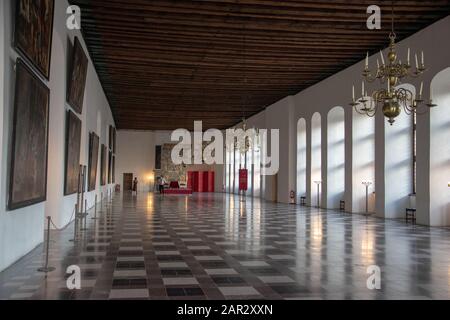 La grande sala da ballo al castello di Kronborg a Helsingor, Danimarca, 24th settembre 2018. Con una superficie di 62 x 12 metri, la sala da ballo era la sala più grande di Nort Foto Stock