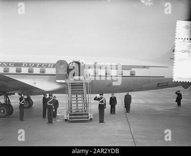 Coppia reale di ritorno da Ovest a Schiphol Data: 8 Novembre 1955 Località: Noord-Holland, Schiphol Parole Chiave: Aircraft Foto Stock