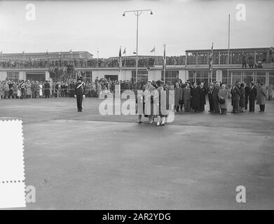Coppia reale di ritorno da Ovest a Schiphol Data: 8 novembre 1955 Ubicazione: Noord-Holland, Schiphol Foto Stock