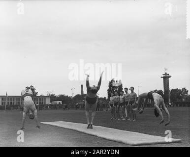 Concorso Internazionale di Atletica Pro Patria Rotterdam, dimostrazione di ginnastica lunga MAT Data: 3 Luglio 1955 Località: Rotterdam, Sud-Olanda Parole Chiave: Sport, ginnastica Foto Stock