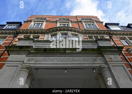 Vista che si affaccia sopra l'ingresso alla sede della Royal Horticultural Society in Vincent Square, nella città di Westminster, Londra, Regno Unito. Foto Stock
